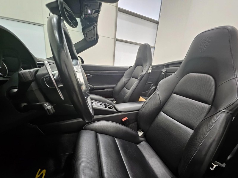 Porsche 911 Vehicle Full-screen Gallery Image 5