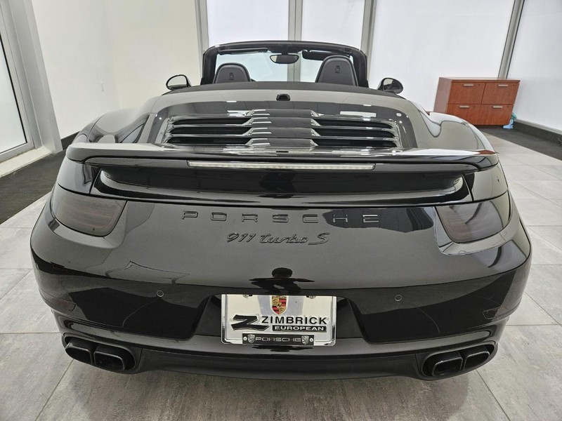 Porsche 911 Vehicle Full-screen Gallery Image 6