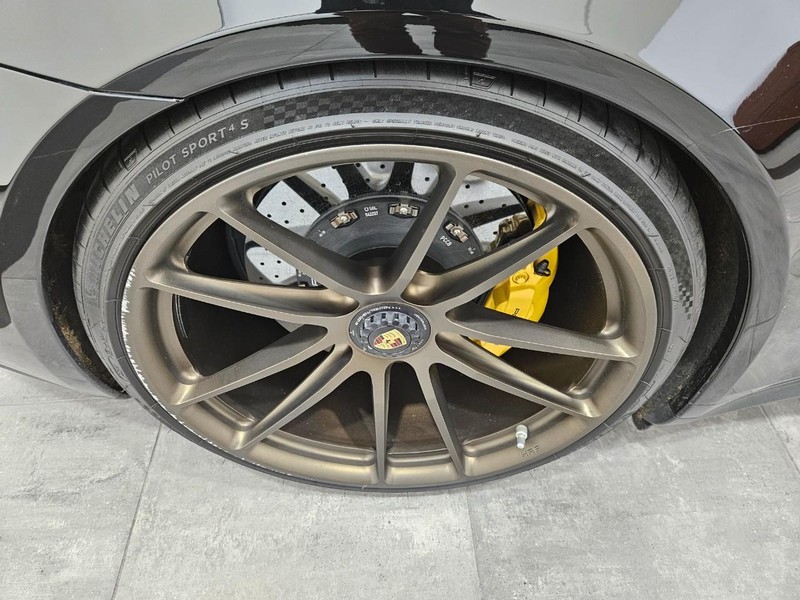 Porsche 911 Vehicle Full-screen Gallery Image 8