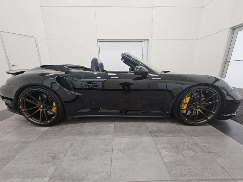 Porsche 911 Vehicle Full-screen Gallery Image 9