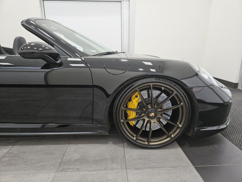 Porsche 911 Vehicle Full-screen Gallery Image 10