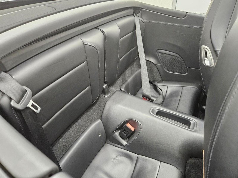 Porsche 911 Vehicle Full-screen Gallery Image 12