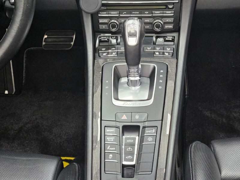 Porsche 911 Vehicle Full-screen Gallery Image 15