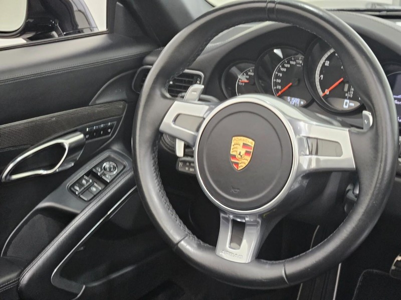 Porsche 911 Vehicle Full-screen Gallery Image 16