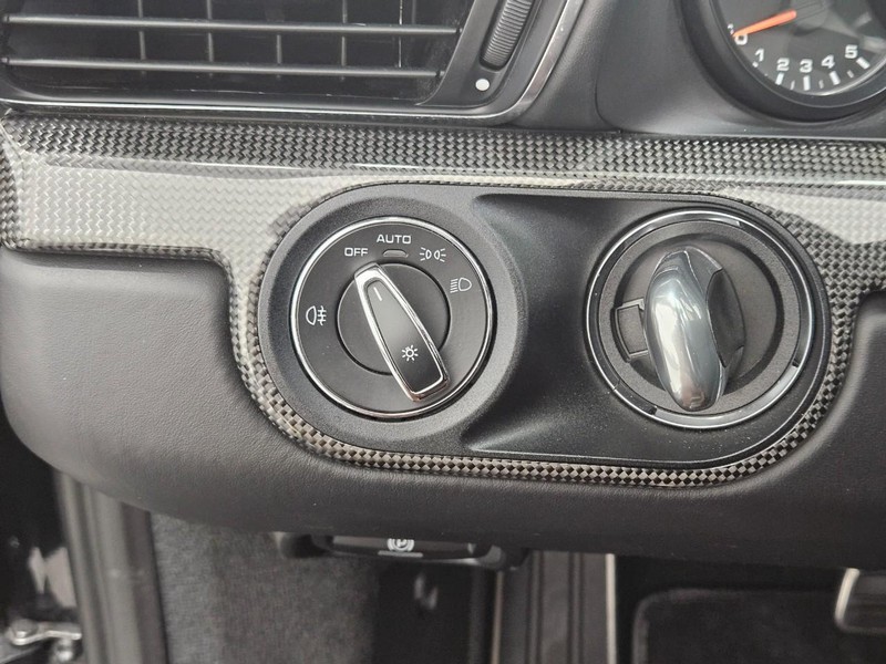 Porsche 911 Vehicle Full-screen Gallery Image 18