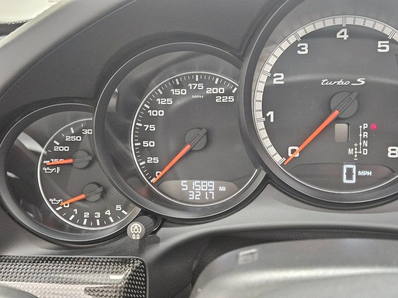 Porsche 911 Vehicle Full-screen Gallery Image 19