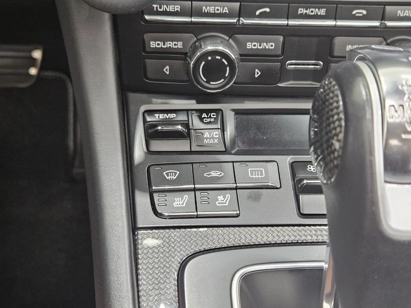 Porsche 911 Vehicle Full-screen Gallery Image 20