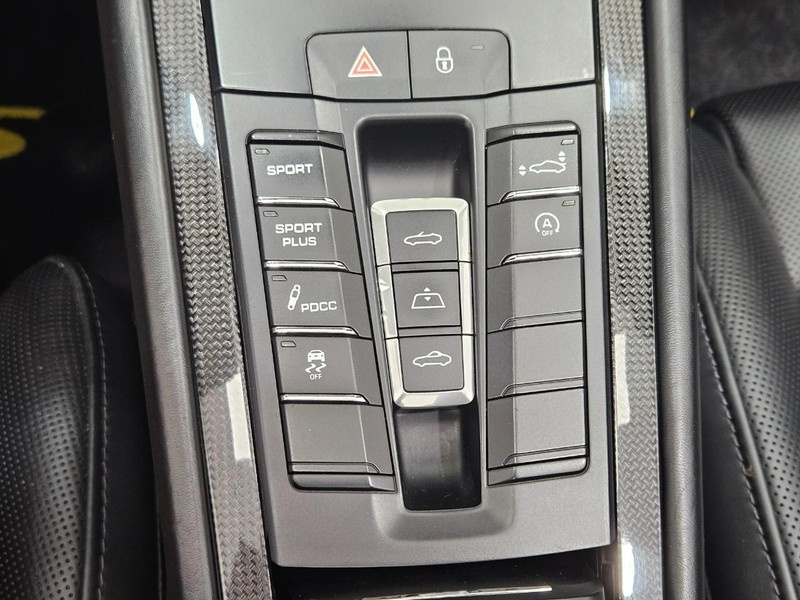 Porsche 911 Vehicle Full-screen Gallery Image 21