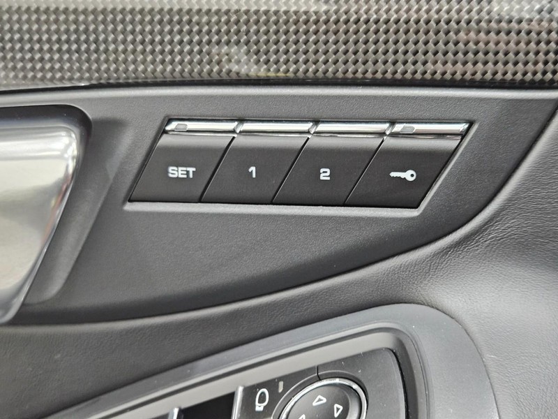 Porsche 911 Vehicle Full-screen Gallery Image 22