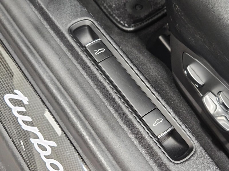 Porsche 911 Vehicle Full-screen Gallery Image 24