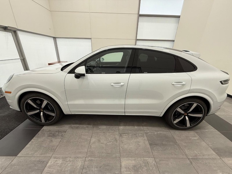 Porsche Cayenne Vehicle Full-screen Gallery Image 2