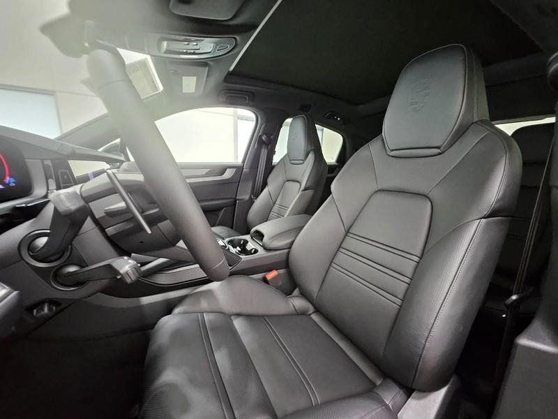 Porsche Cayenne Vehicle Full-screen Gallery Image 5
