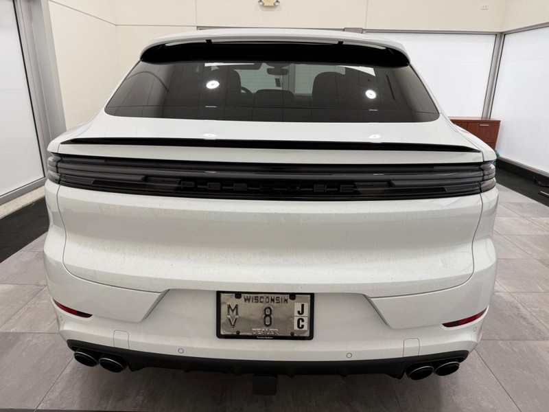 Porsche Cayenne Vehicle Full-screen Gallery Image 6