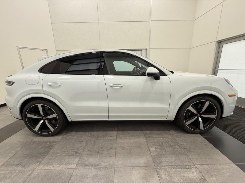 Porsche Cayenne Vehicle Full-screen Gallery Image 9