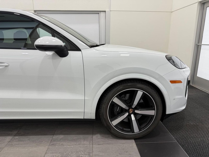 Porsche Cayenne Vehicle Full-screen Gallery Image 10