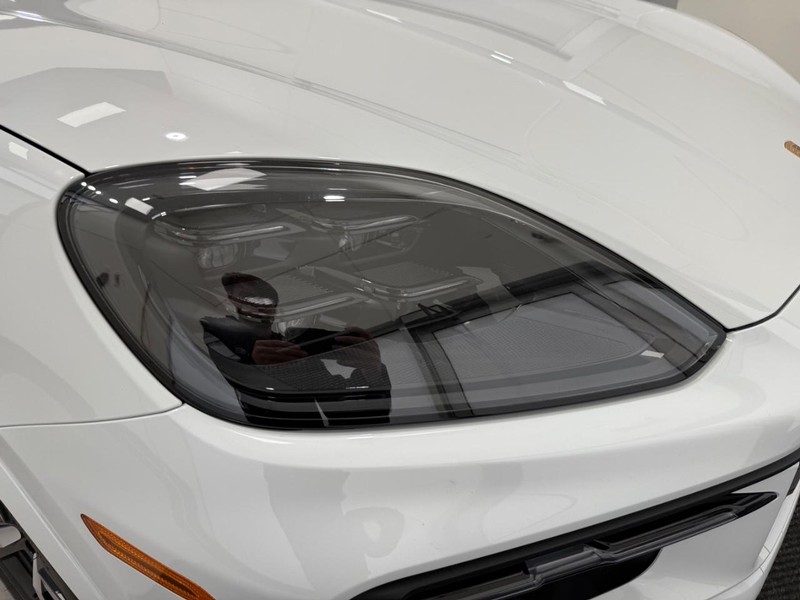 Porsche Cayenne Vehicle Full-screen Gallery Image 11