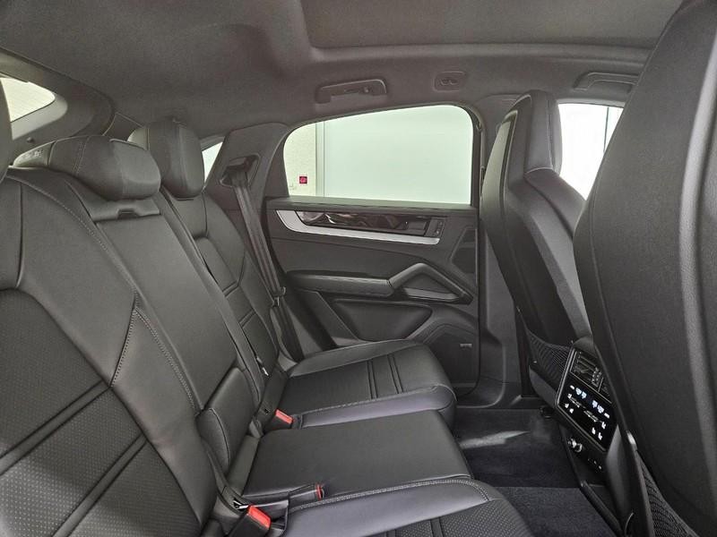 Porsche Cayenne Vehicle Full-screen Gallery Image 12