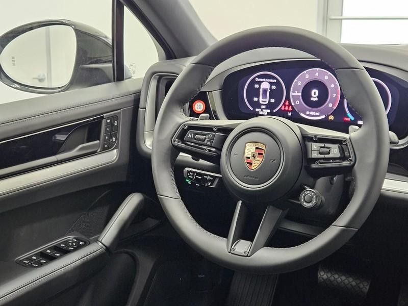 Porsche Cayenne Vehicle Full-screen Gallery Image 15
