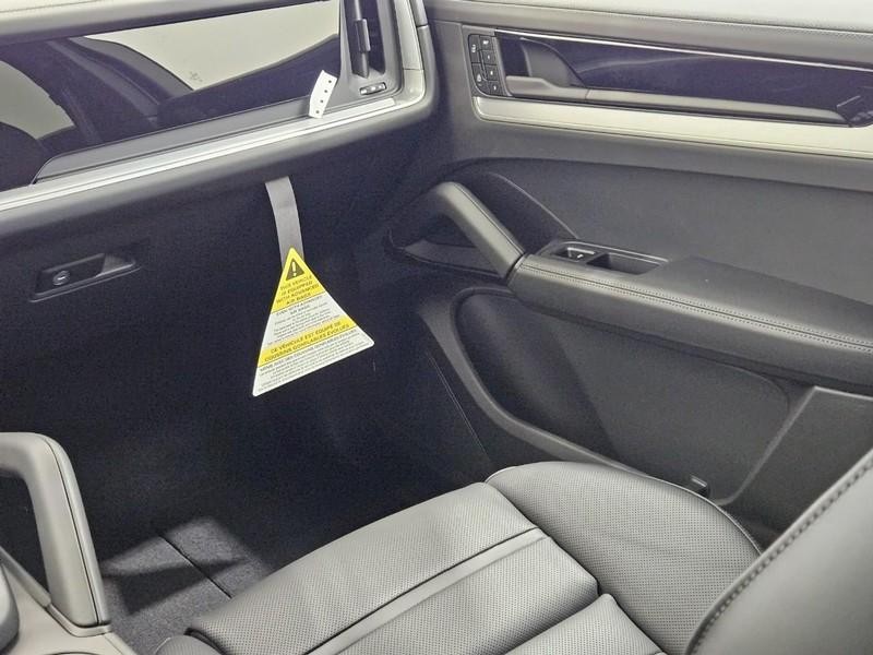 Porsche Cayenne Vehicle Full-screen Gallery Image 16