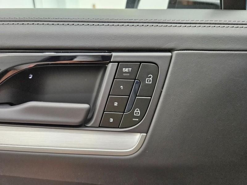 Porsche Cayenne Vehicle Full-screen Gallery Image 17