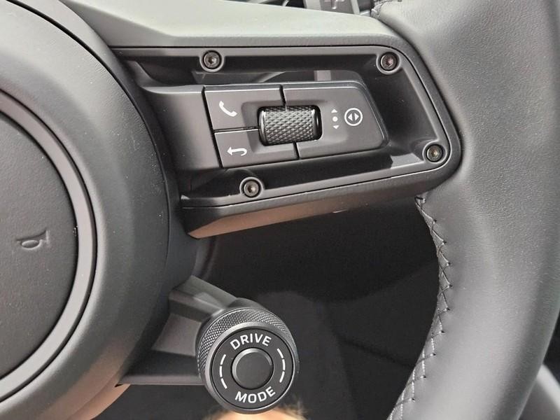 Porsche Cayenne Vehicle Full-screen Gallery Image 20