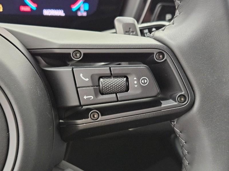 Porsche Cayenne Vehicle Full-screen Gallery Image 21