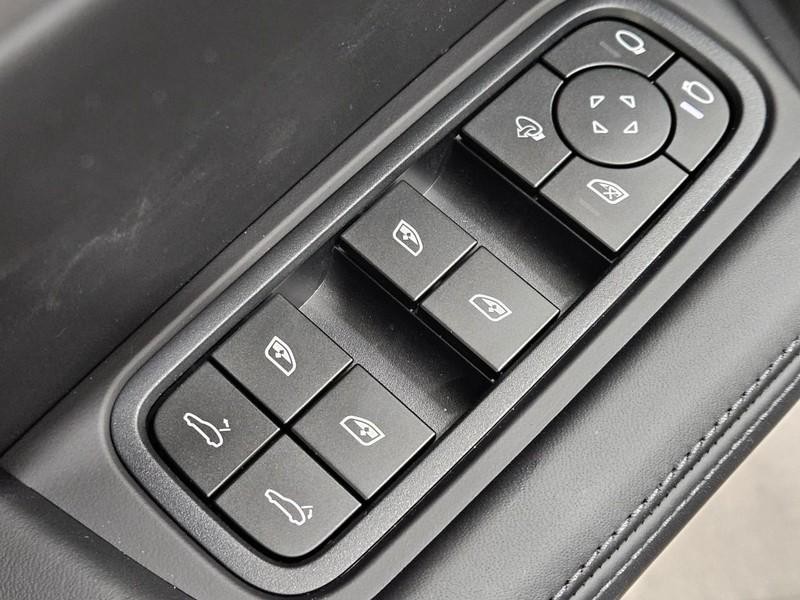 Porsche Cayenne Vehicle Full-screen Gallery Image 25