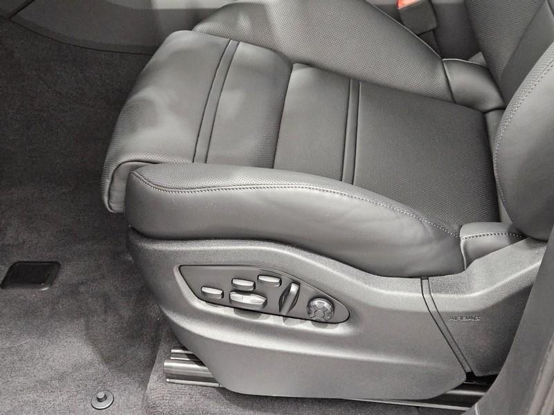 Porsche Cayenne Vehicle Full-screen Gallery Image 26