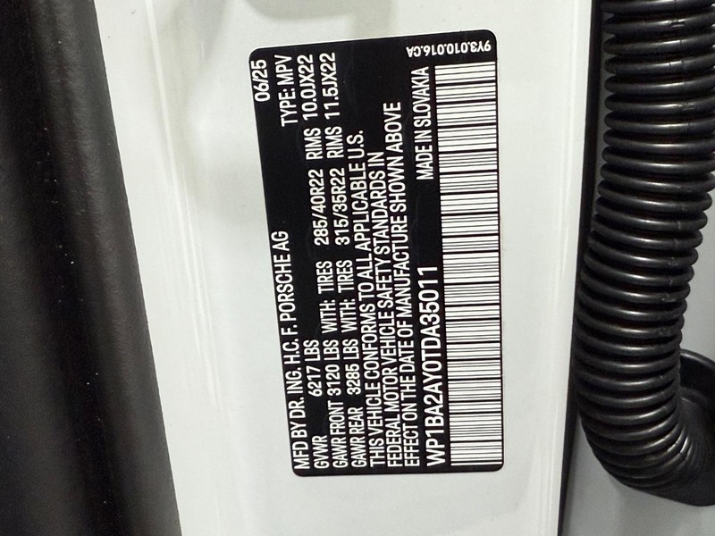 Porsche Cayenne Vehicle Full-screen Gallery Image 27