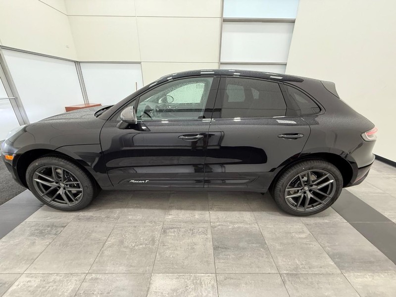 Porsche Macan Vehicle Full-screen Gallery Image 2