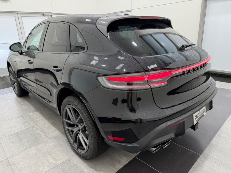 Porsche Macan Vehicle Full-screen Gallery Image 3