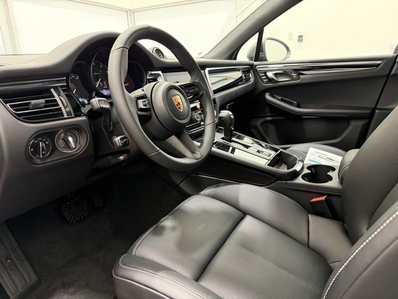 Porsche Macan Vehicle Full-screen Gallery Image 4