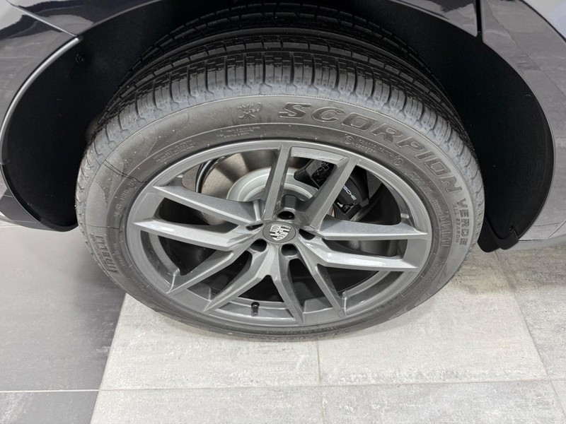 Porsche Macan Vehicle Full-screen Gallery Image 8