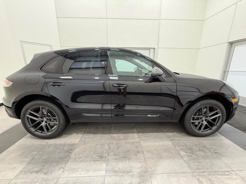 Porsche Macan Vehicle Full-screen Gallery Image 9
