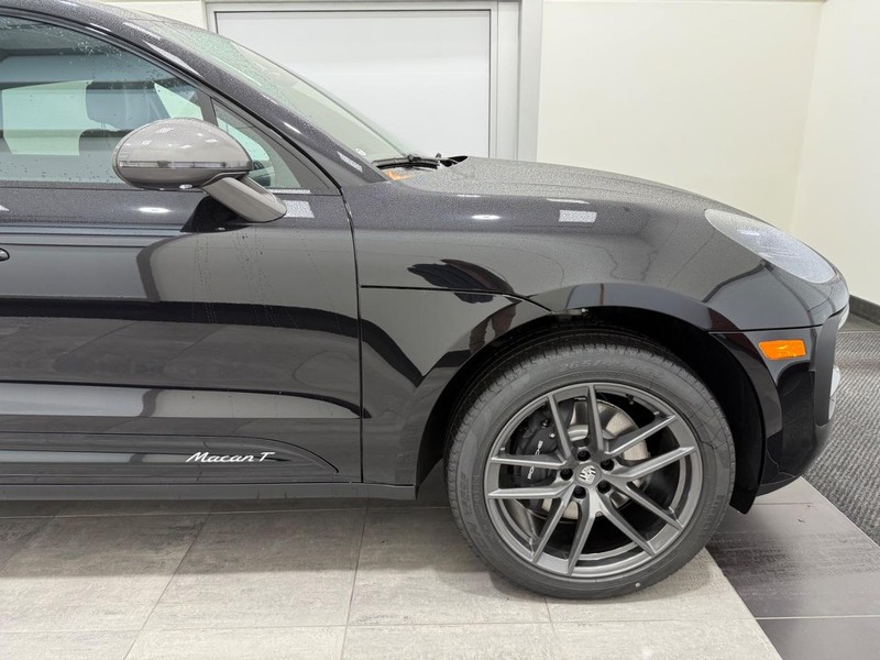 Porsche Macan Vehicle Full-screen Gallery Image 10