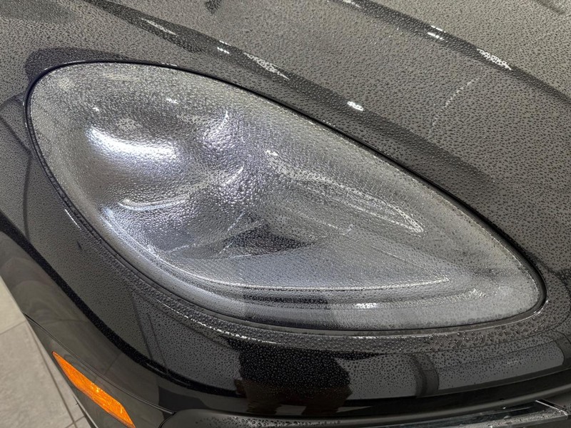 Porsche Macan Vehicle Full-screen Gallery Image 11