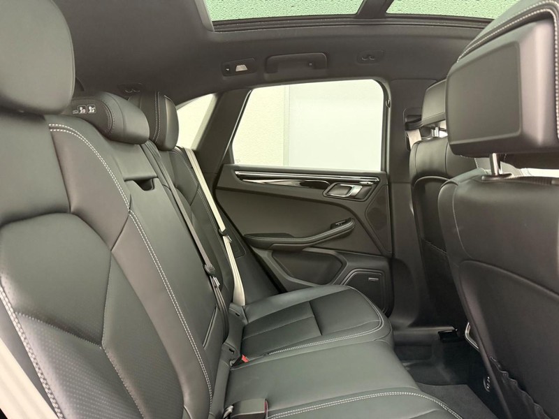 Porsche Macan Vehicle Full-screen Gallery Image 12