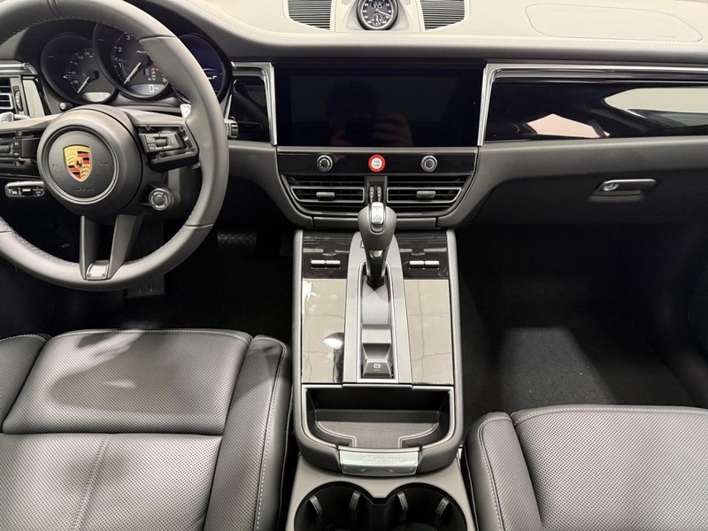 Porsche Macan Vehicle Full-screen Gallery Image 13