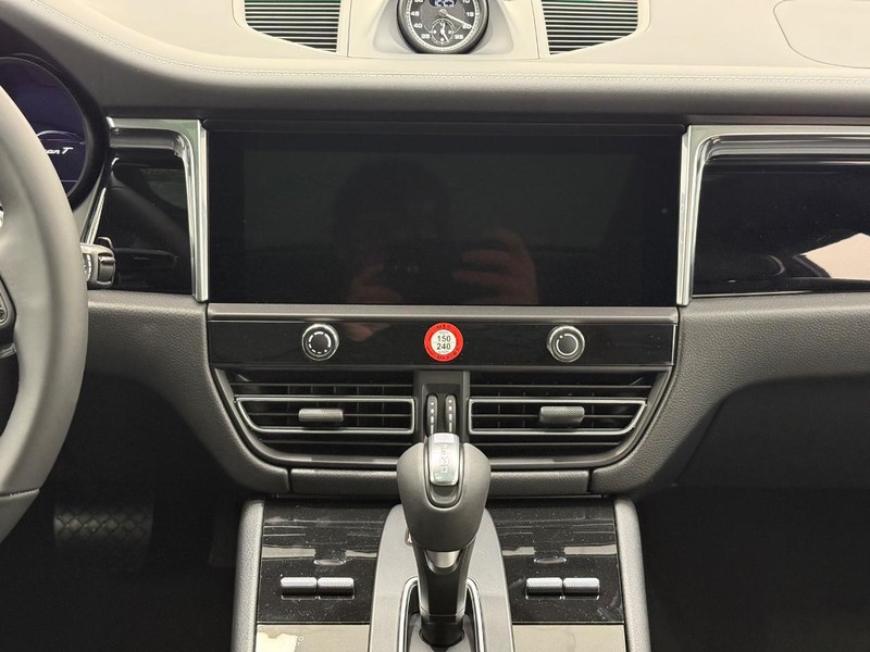 Porsche Macan Vehicle Full-screen Gallery Image 14