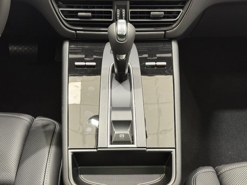 Porsche Macan Vehicle Full-screen Gallery Image 15