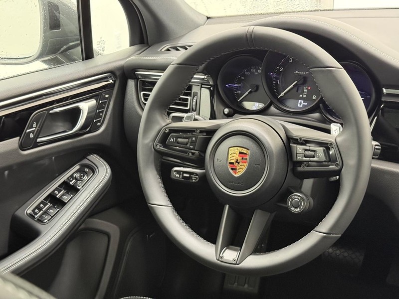 Porsche Macan Vehicle Full-screen Gallery Image 16