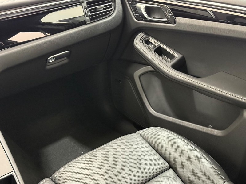 Porsche Macan Vehicle Full-screen Gallery Image 17