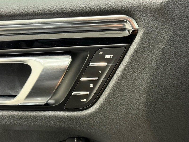 Porsche Macan Vehicle Full-screen Gallery Image 18