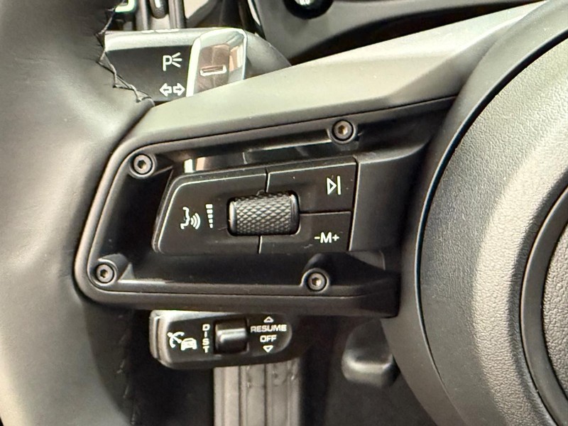 Porsche Macan Vehicle Full-screen Gallery Image 19