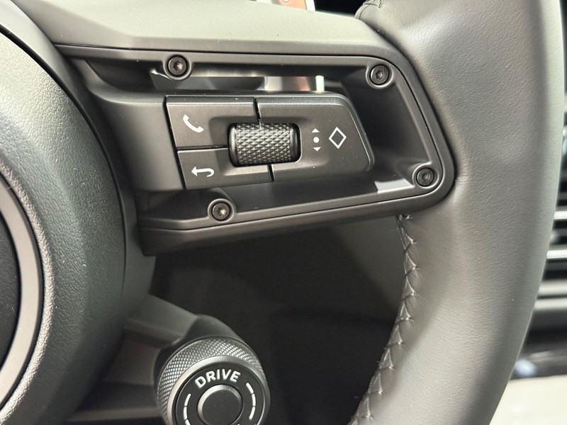 Porsche Macan Vehicle Full-screen Gallery Image 20