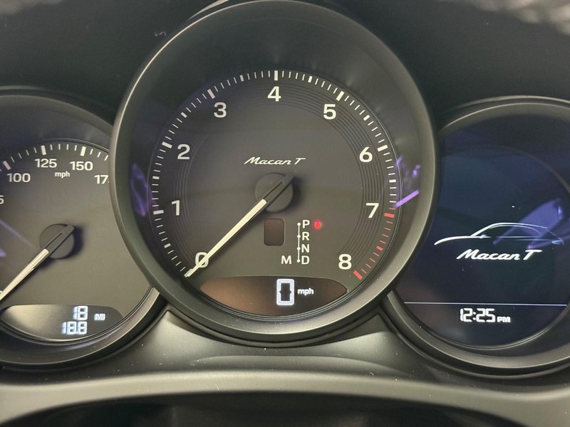 Porsche Macan Vehicle Full-screen Gallery Image 21