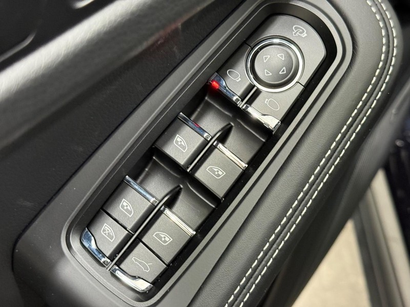 Porsche Macan Vehicle Full-screen Gallery Image 24