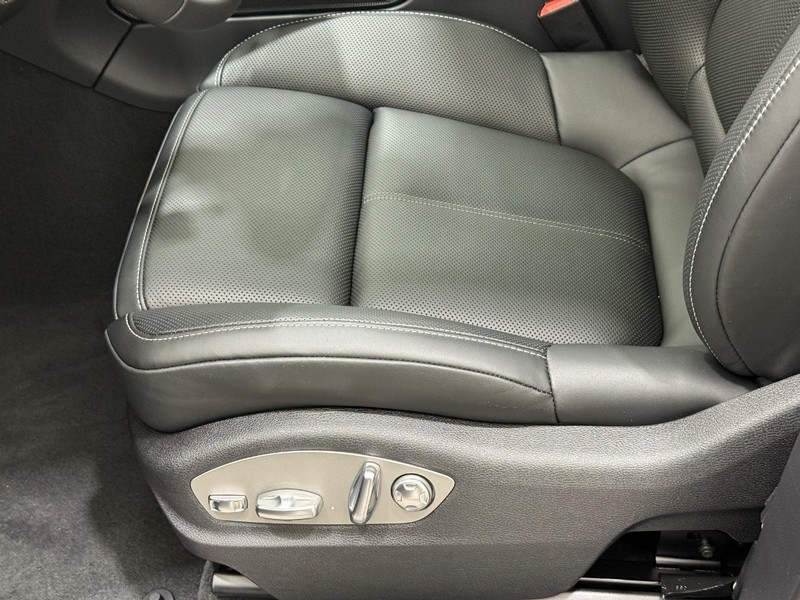 Porsche Macan Vehicle Full-screen Gallery Image 25