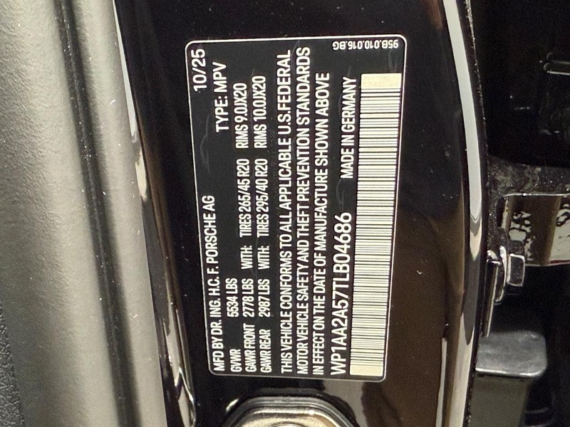 Porsche Macan Vehicle Full-screen Gallery Image 26