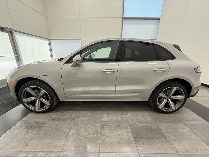 Porsche Macan Vehicle Full-screen Gallery Image 2